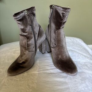 Steve Madden Lavender/Grey Velvet Ankle Boots, Size 6.5